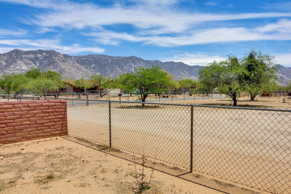 7 Mi to Catalina State Park: Home w/ Mountain View