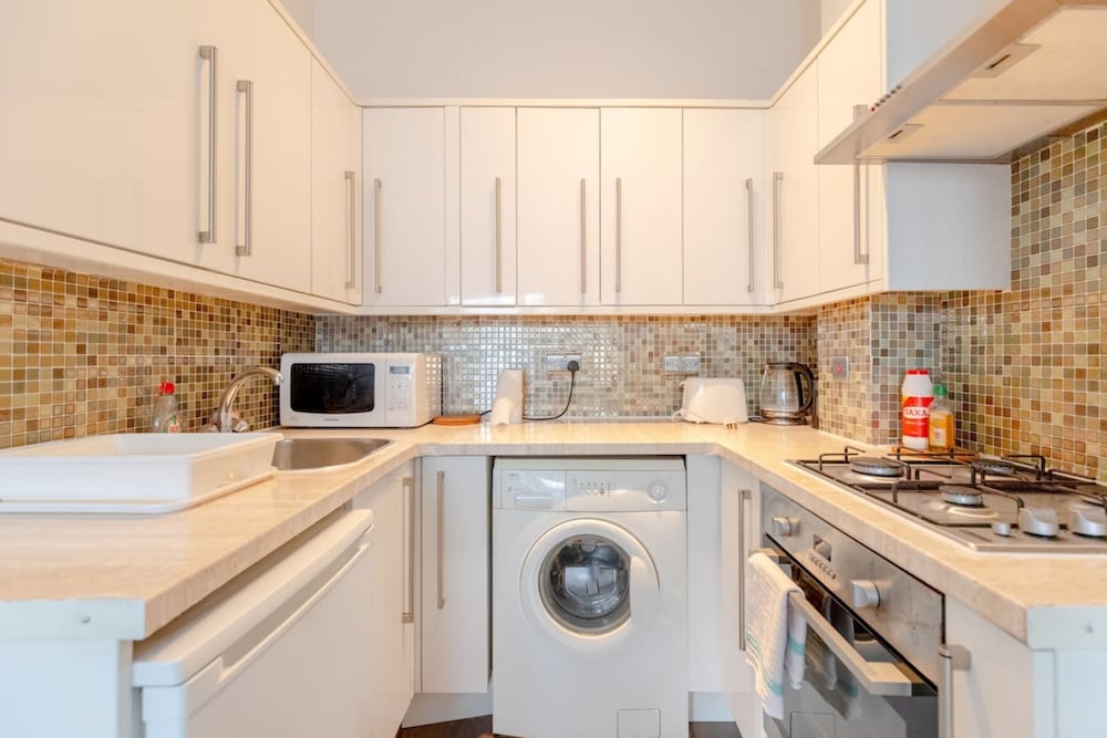 Radiant and Roomy 2BD Flat - Fulham!