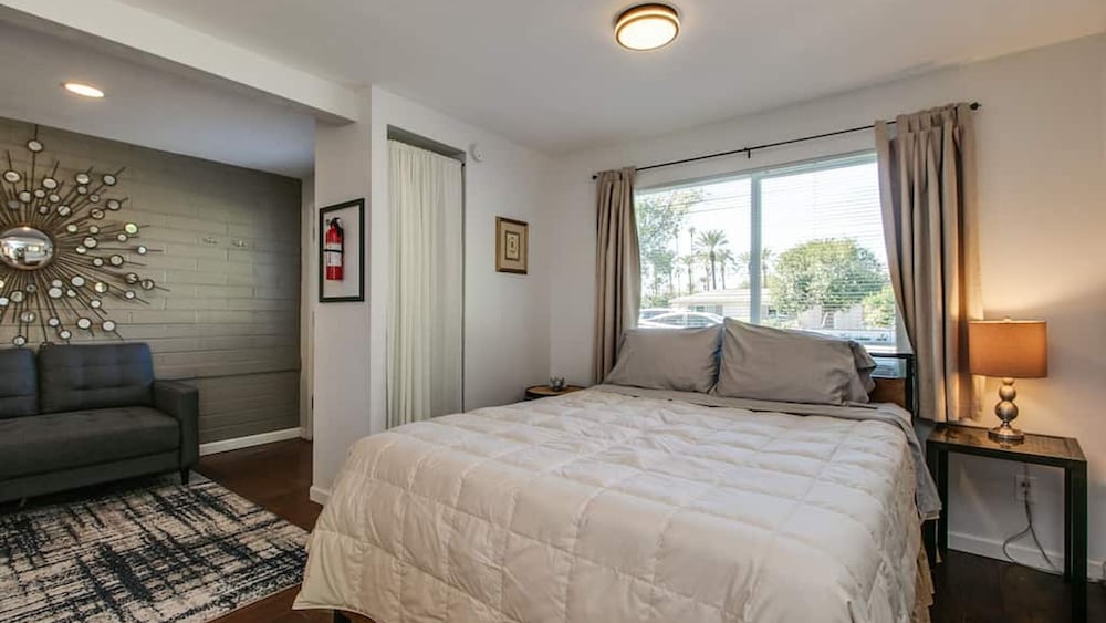 Charming Mid Town Guest House W/private Patio!