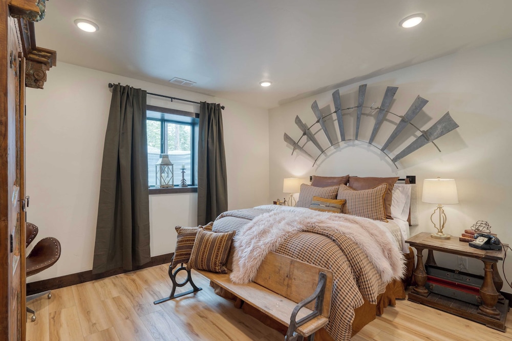Winterhaven Estate by Avantstay Sleeps 19 Guests Mountain Compound w/ Views, Firepit, Hot Tub