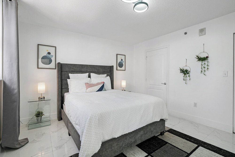 Brickell High-Floor Luxury Condo