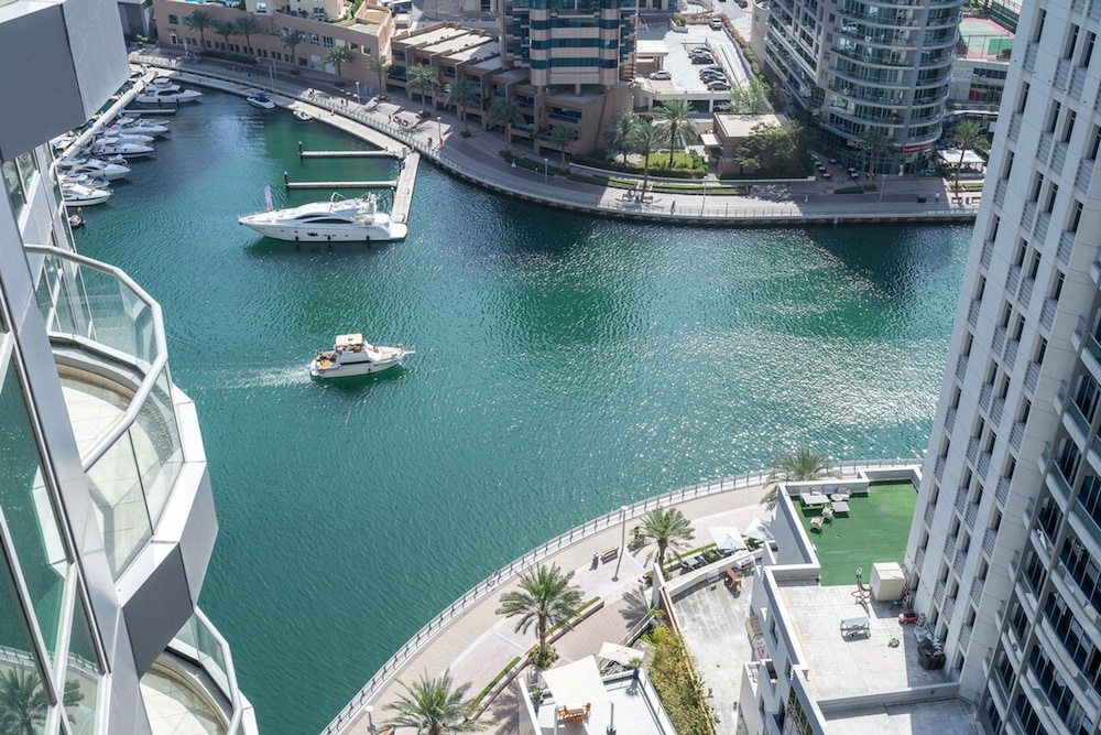 Refined 1BR Retreat in The Point Tower - Marina