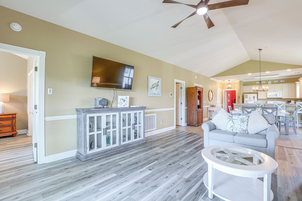Golf Course View, Pool Access: Myrtle Beach Condo!