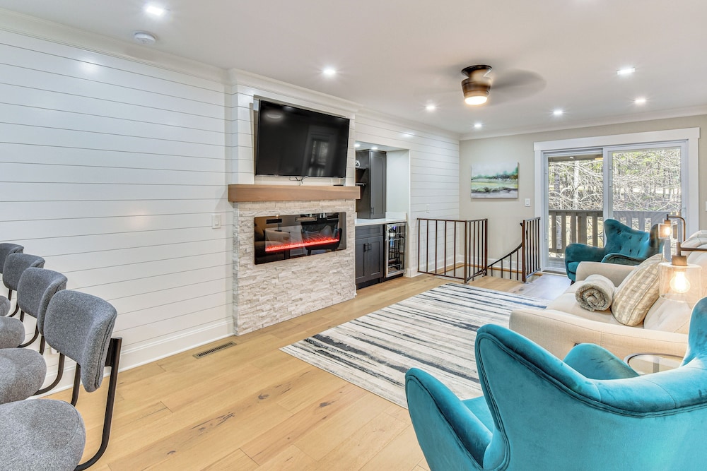 Golf Course View: Modern Keowee Key Condo!