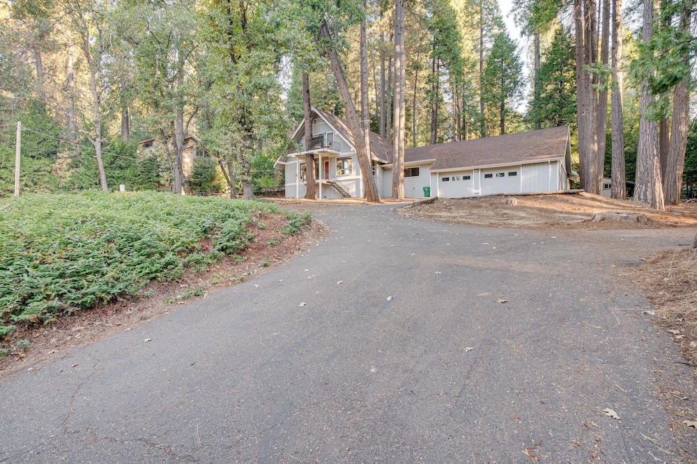 Pollock Pines Cabin: Game Room w/ A/C & Heat! view 5