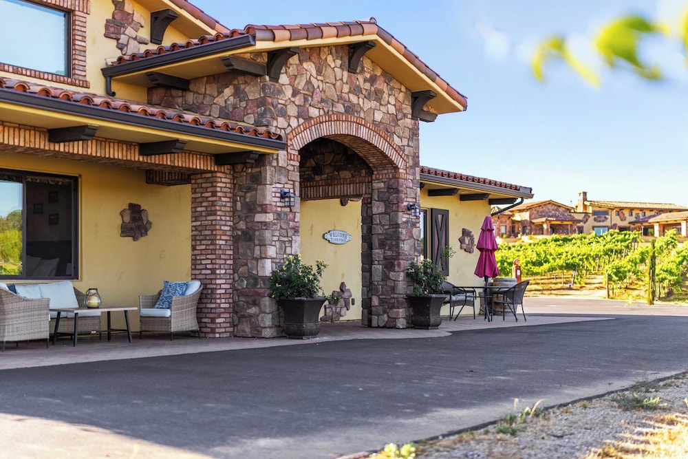 2 Homes in Bella Vista Rd by Avantstay Sleeps 8, Vineyard Views, Patios & Fireplace in Temecula Wine Trail
