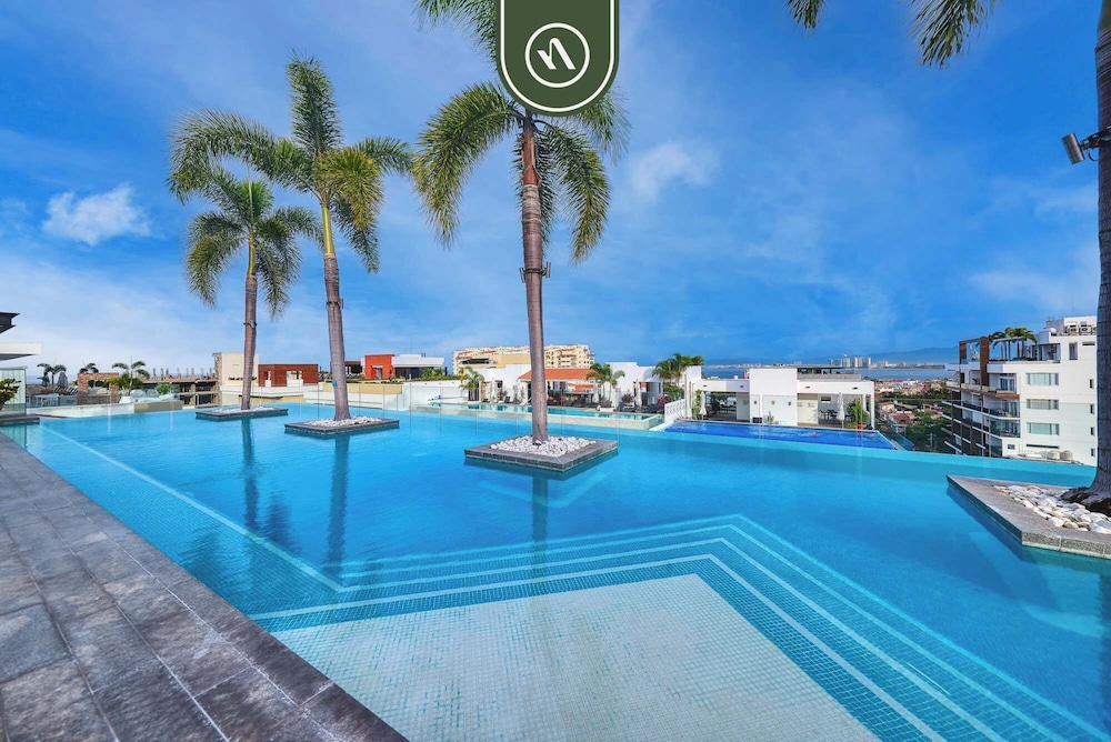 Amazing 1 BR Condo - Zona Romantica - Rooftop Pool