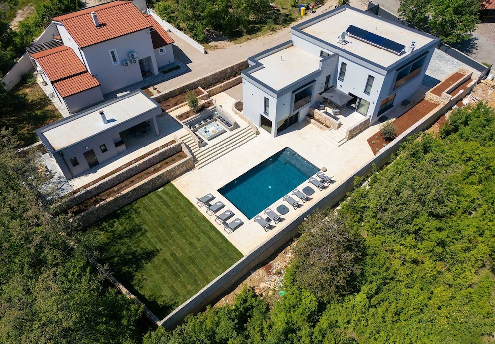 Villa Astrum With Heated Pool Jacuzzi and Sauna