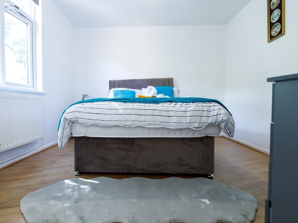 Inviting 3-bed House in London, Stay up to 6