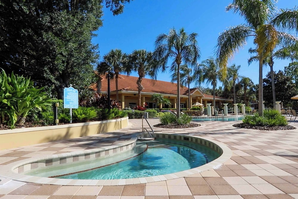 Bright 3B w Pool Close to Disney Encantada 8545