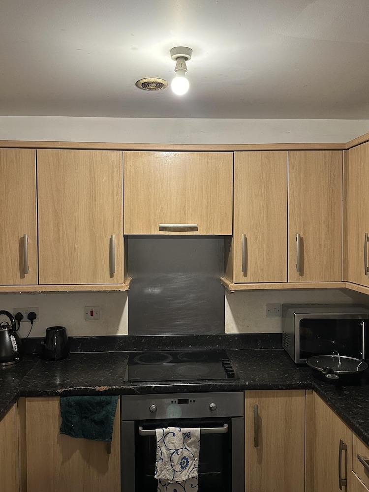 Immaculate 2-bed Apartment in Greenhithe view 3