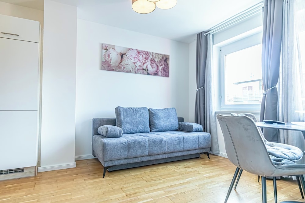 9 Min Metro City Center 1BR 1LR Apt