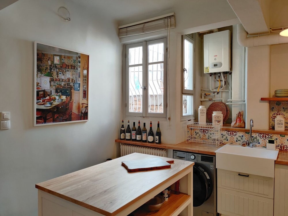 Stylish 1BR Apt With Retro Kitchen View Balcony
