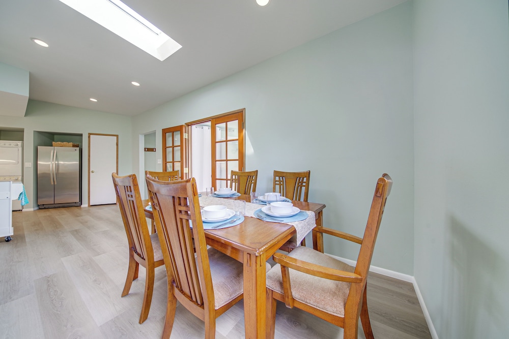 < 1 Mi to Lake Washington: Peaceful Apt in Kenmore