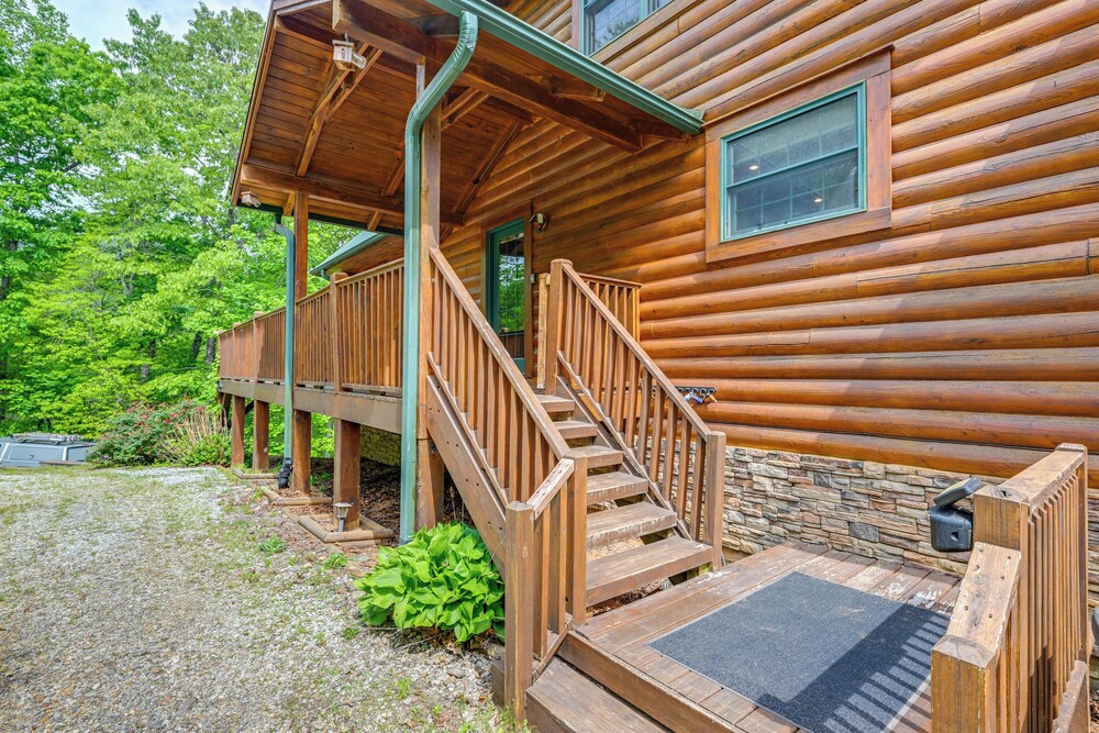 Game Room, Hot Tub & Decks: Scenic Franklin Cabin