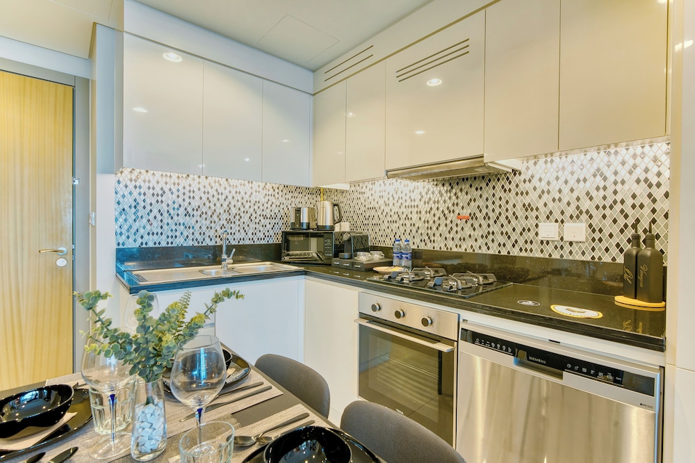 PVH - Contemporary 2BR - Aykon Tower C