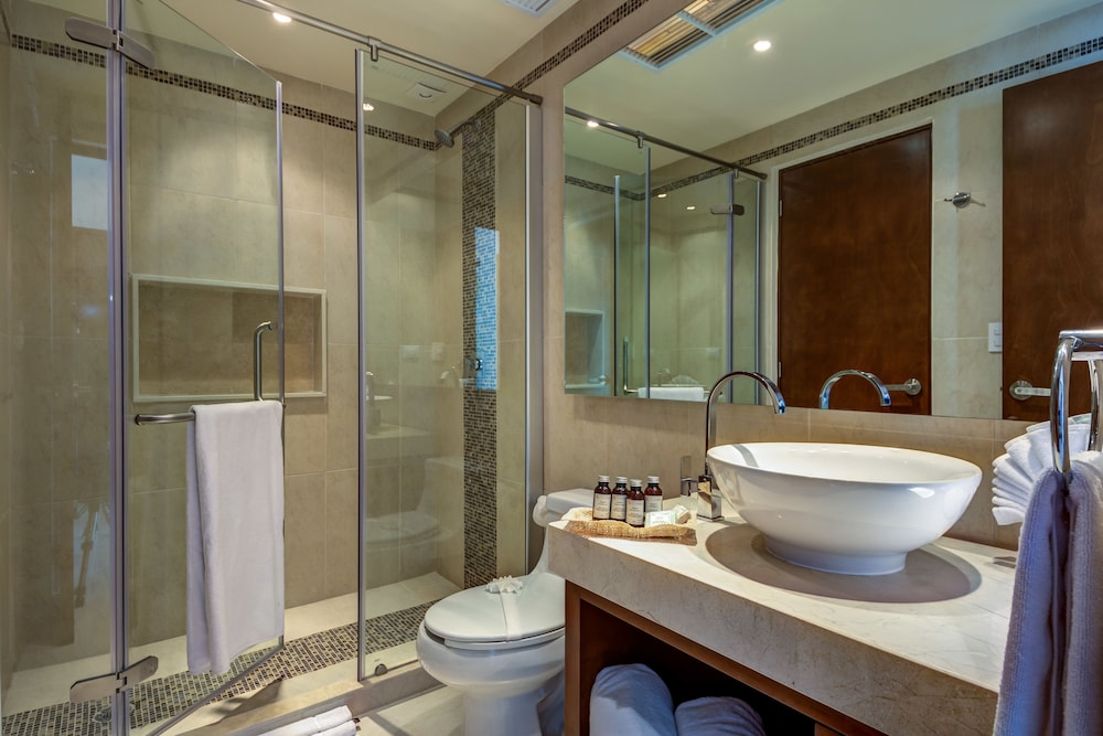 Anam 1 bedroom apartment with balcony sleeps 3