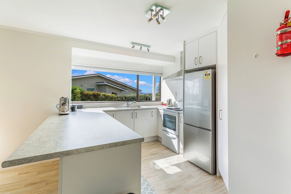 Cosy 3Br Home With Patio In Massey view 2