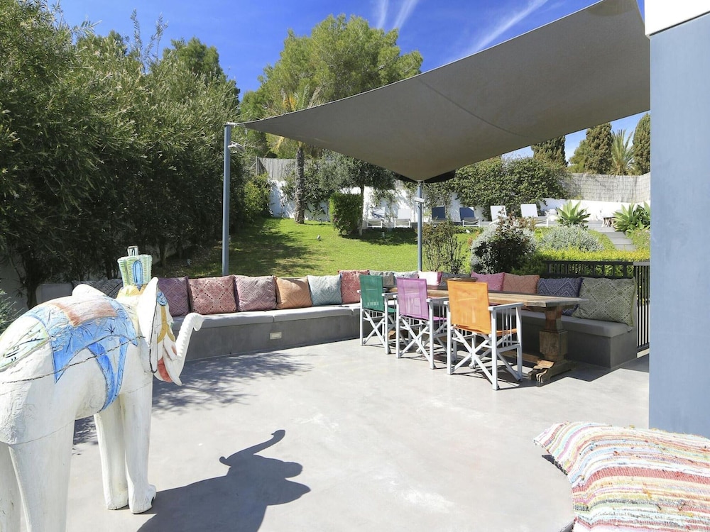 Holiday Home With Manicured Gardens