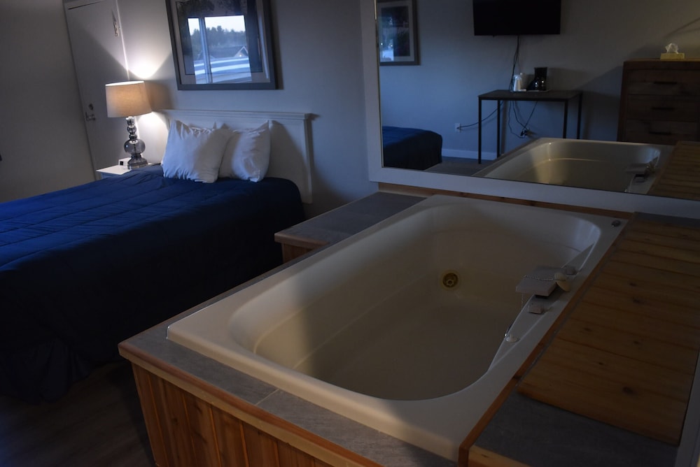 Cadillac Vacations - Lake Cadillac Resort - Property Image 5