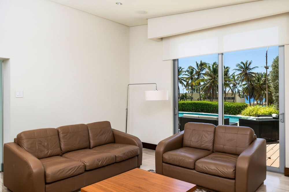 NEW Luxury 4BR Beachfront Villa w Infinity Pool
