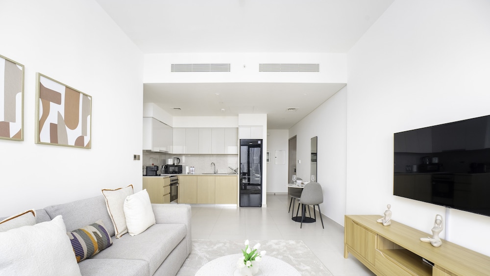 Sleek 1BR in Burj Royale with Canal View