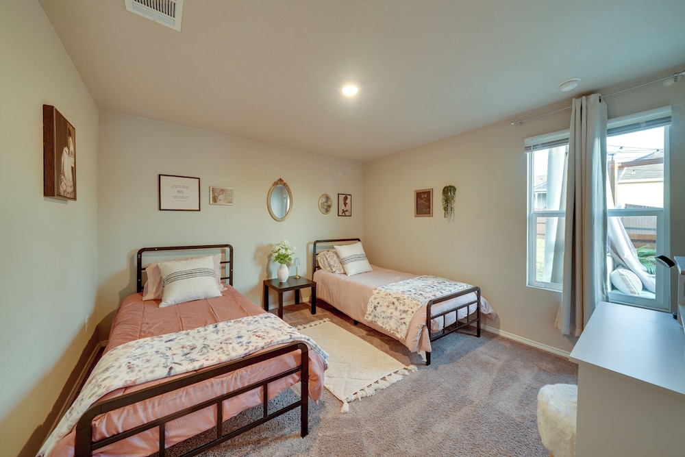 Easy Access to Dtwn San Antonio: Suburban Home