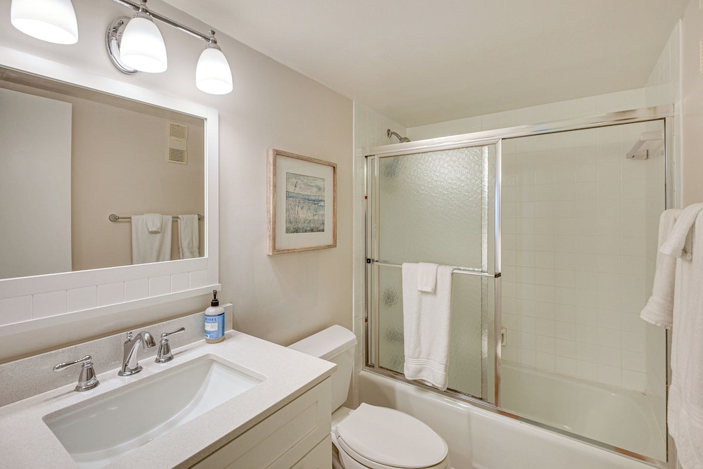 Beachfront Condo w/ Pool Access in Ponce Inlet