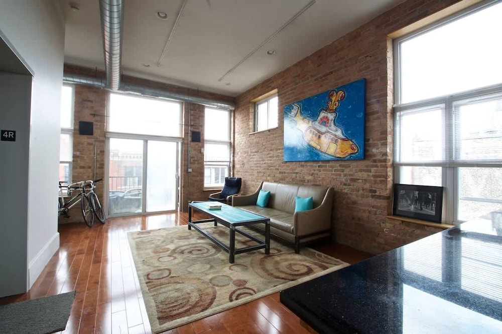 Amazing Wicker Park Penthouse With Skyline Views