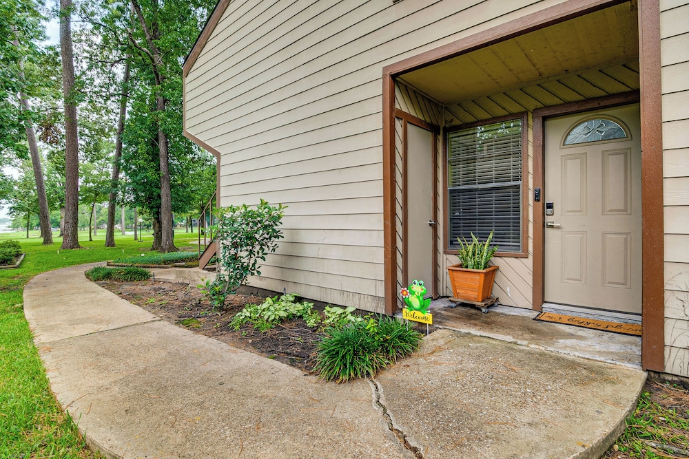 Walk to Lake Conroe - Condo w/ Community Perks!