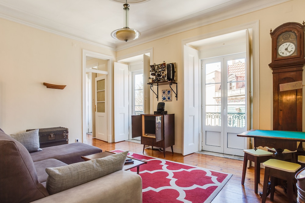 JOIVY Lovely 3BR Apt w/ workspace, nearby Botanical Garden of Lisbon