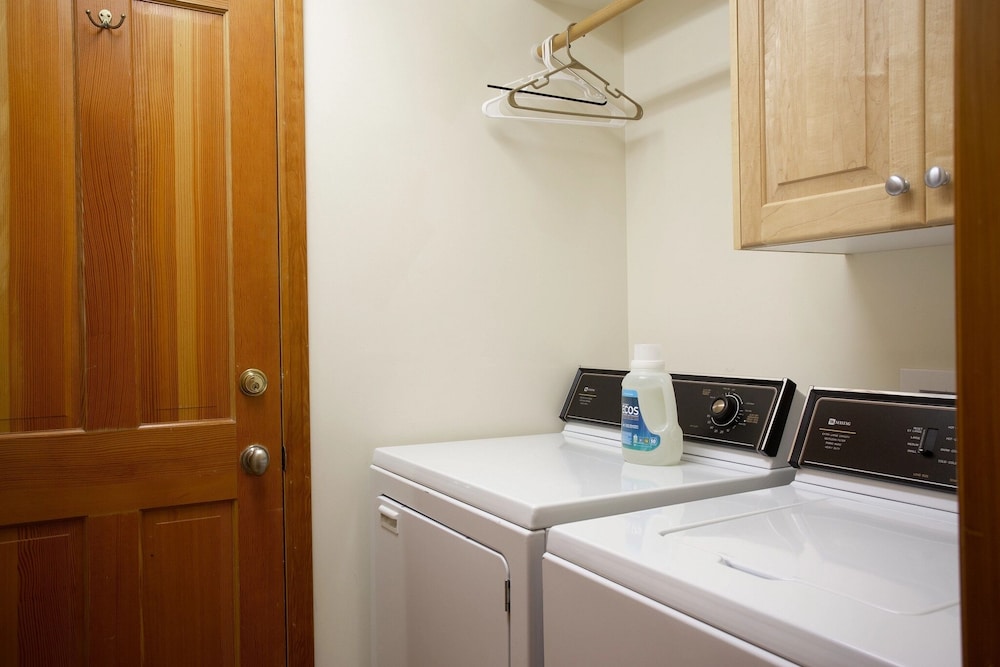 Deer Lake Village at Deer Valley Resort - Four Bedroom Condo with Hot Tub #2477 4 Condo