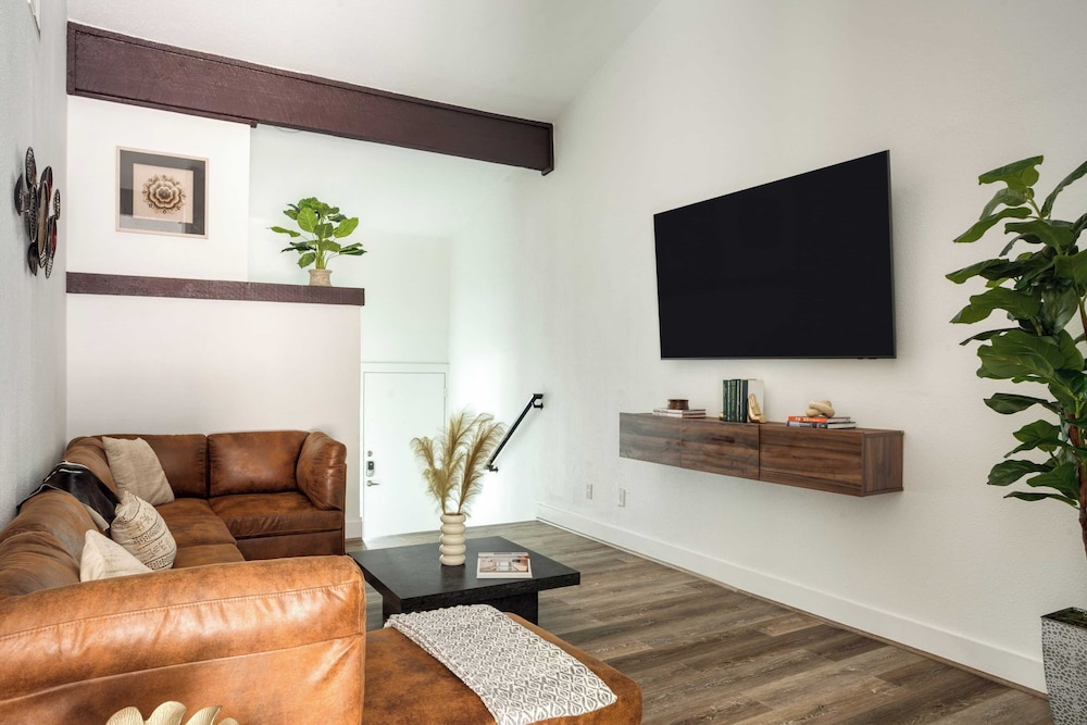 Stylish Retreat, Shared Pool & Yard Near Downtown Fairlawn Lane A by Avantstay
