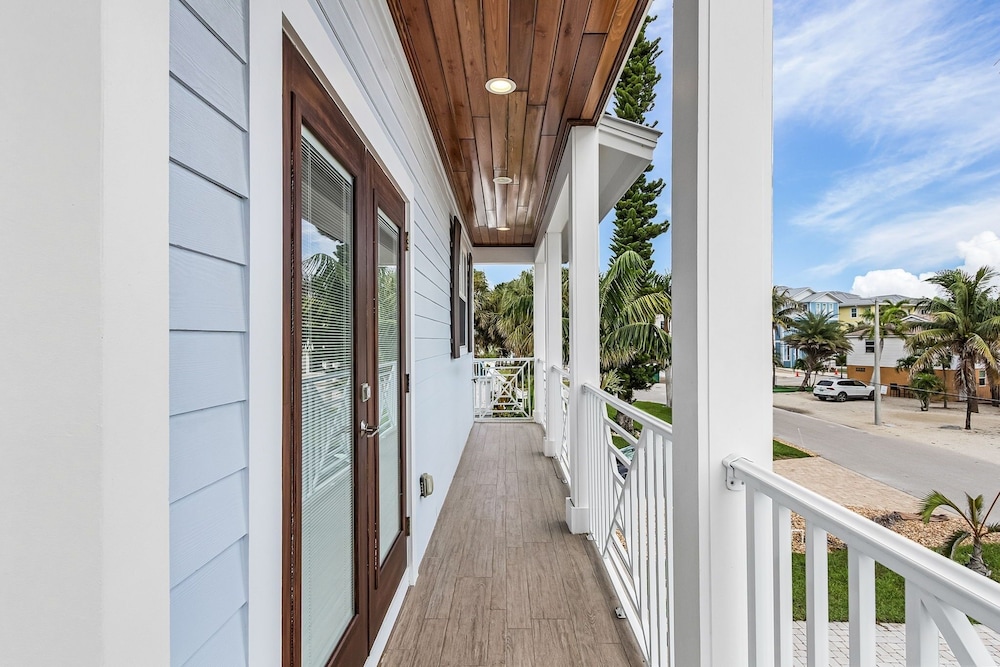 571 Seabatical: Canal Front With Pool! 5 Bedroom Home