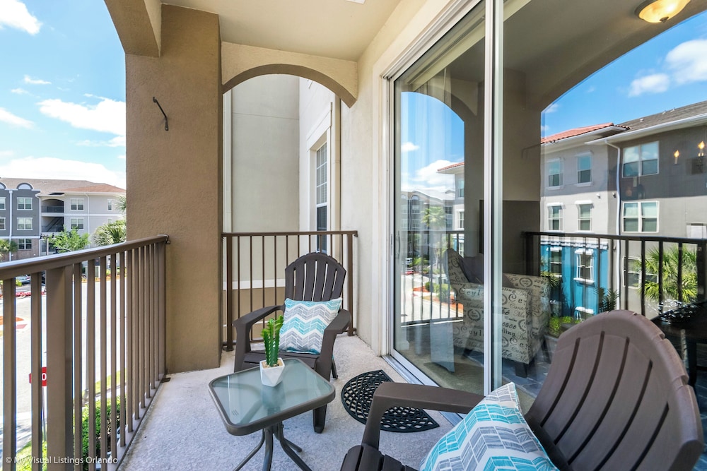 Cozy Vista Cay Condo, Right Next to Clubhouse!