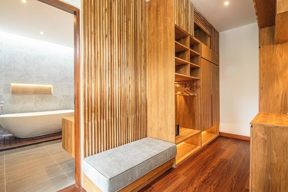 Elegant 6BR Canggu Villa Steps From the Ocean