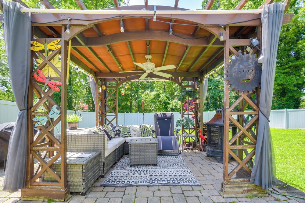 Outdoor Oasis + Hot Tub: Maryland Home w/ Bar!