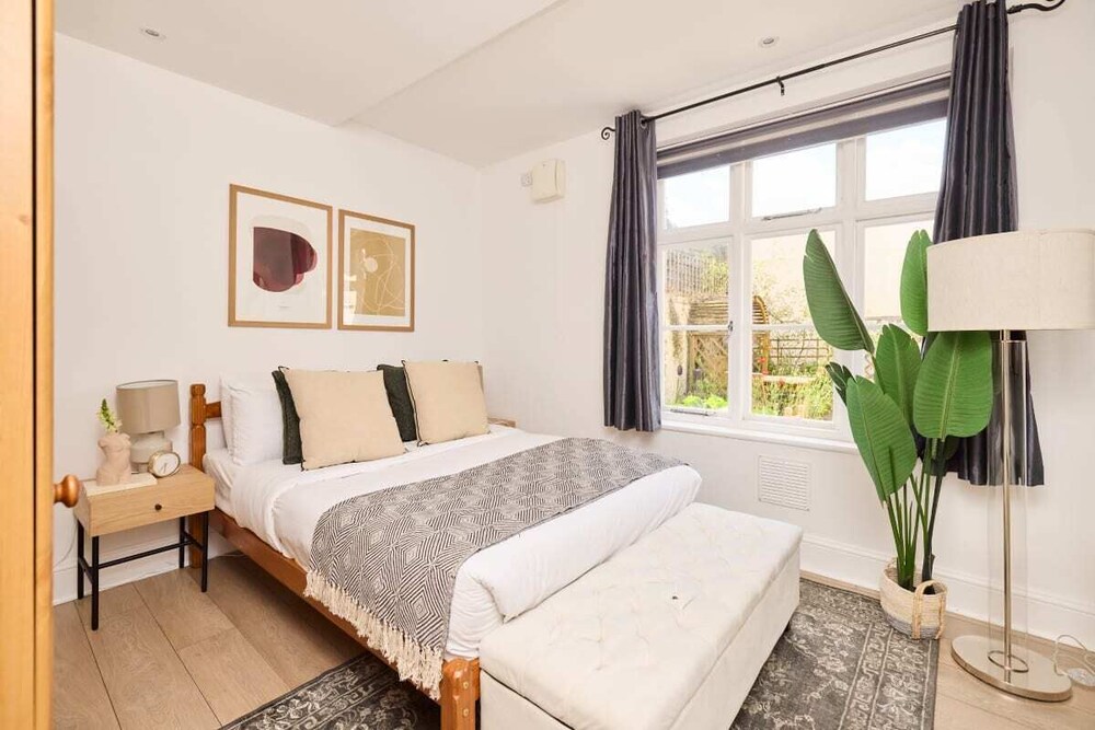The Streatham Crib - Bright 2bdr Flat