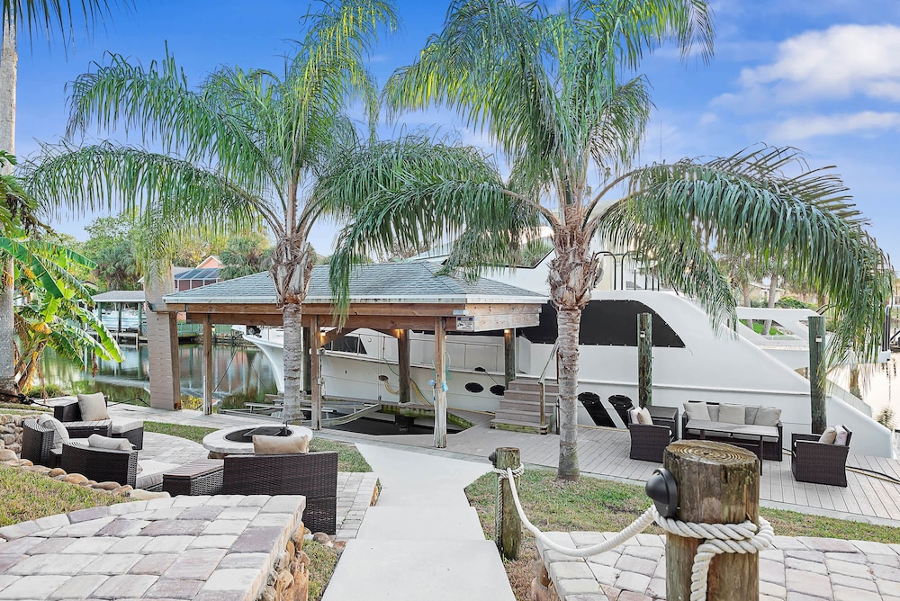 Canal Front Oasis With Pool in Palm Coast