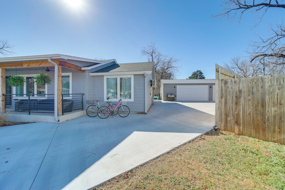 Walk to Gathering Place & Brookside: Tulsa Studio