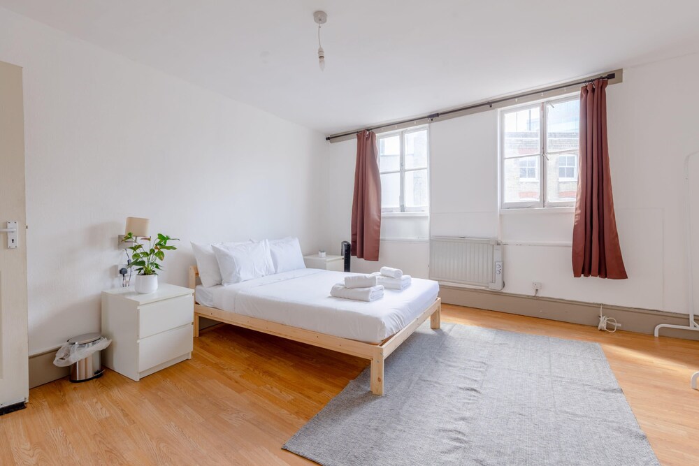 2BD Flat With Private Balcony - Shoreditch