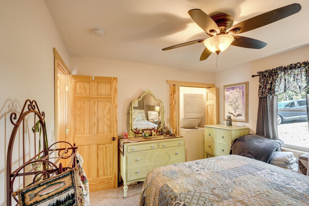 Lakefront Family Cabin w/ Views in Medford