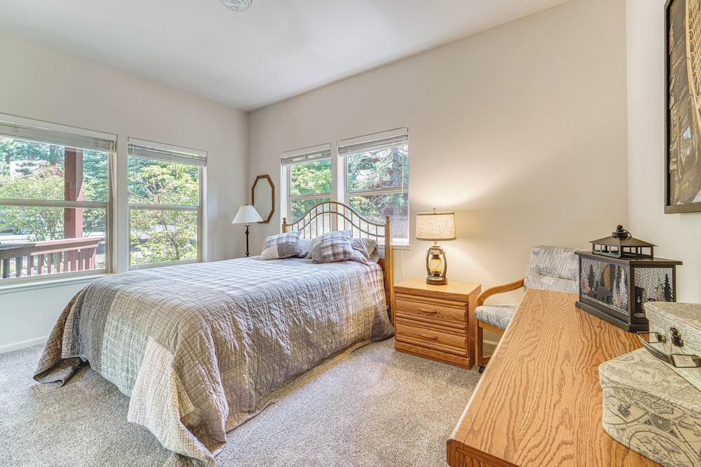 Golf & Mountain Views - Retreat in Clio