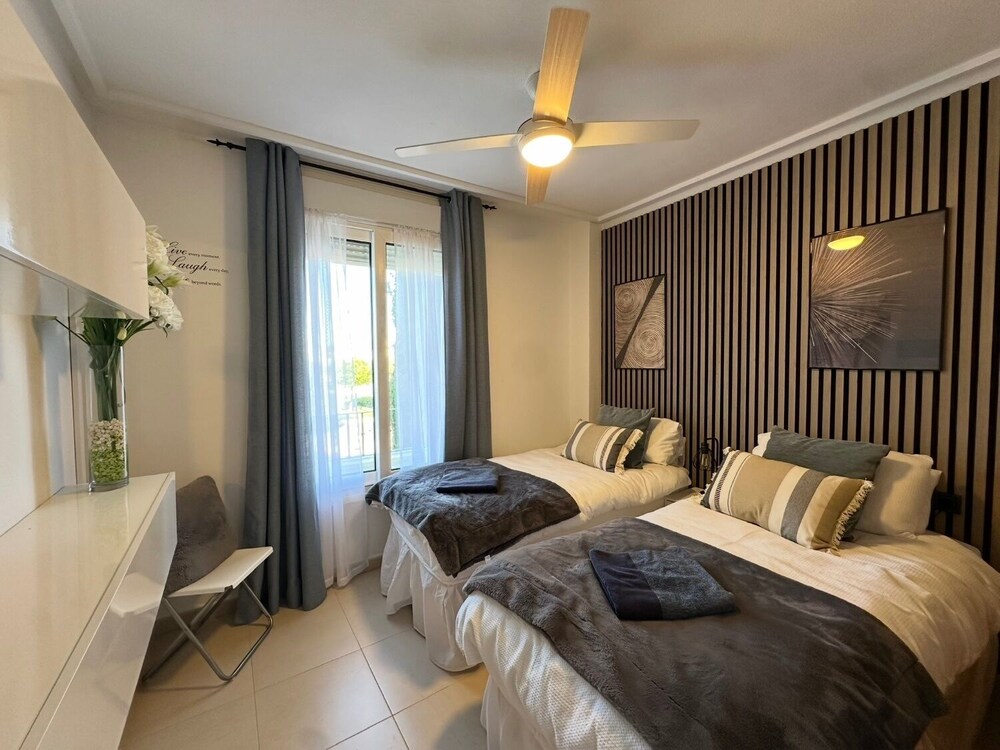 Golf Resort - Apartment - Sleeps4 - Pool - Parking