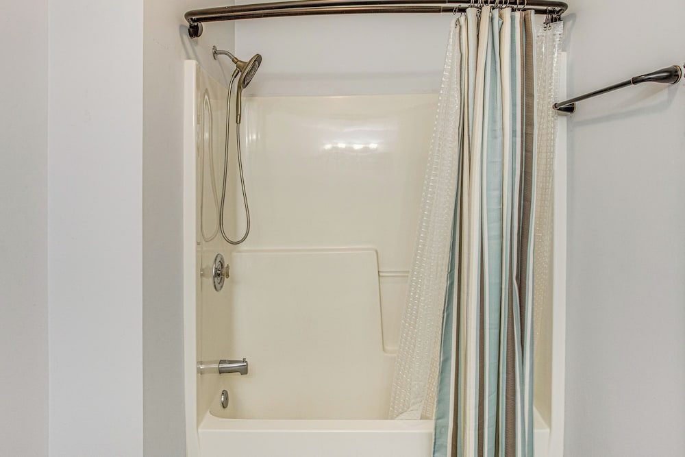 Marina & Pool: Roomy Golf-view Home in Southport