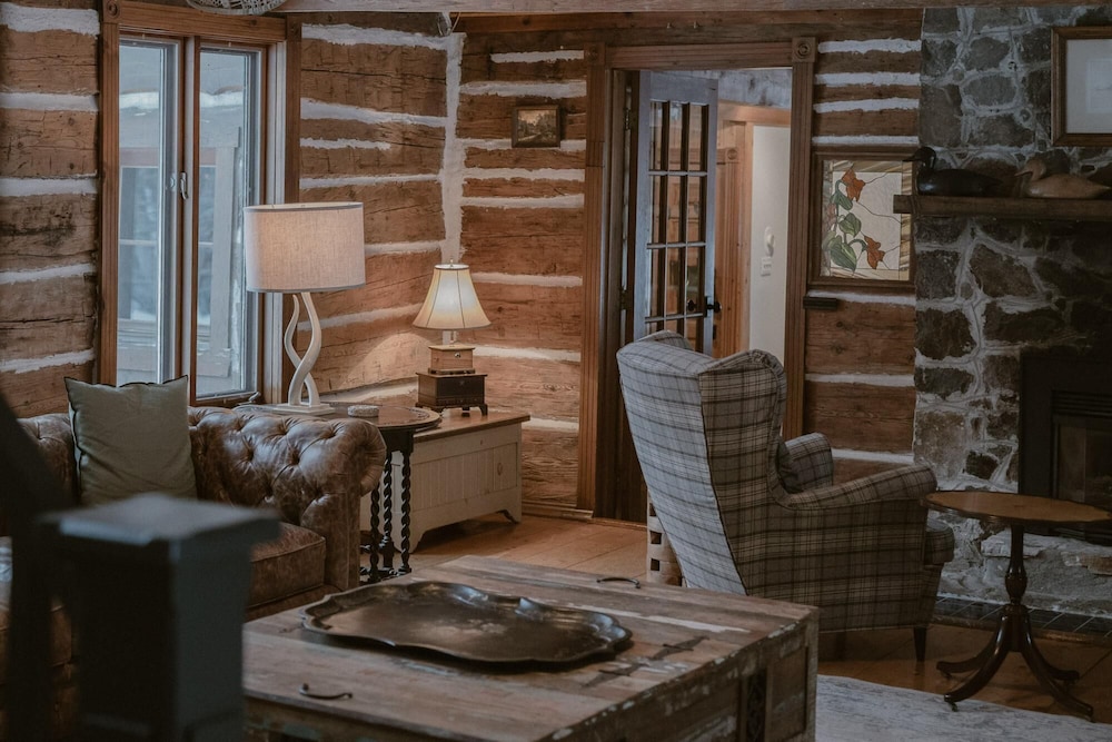 Manoir du Canard - 1800s Authentic Quebecois log Home With Modern Amenities