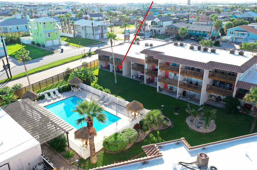 Tropical Haven by Avantstay 4min Walk to Beach Pool Remodeled Interior