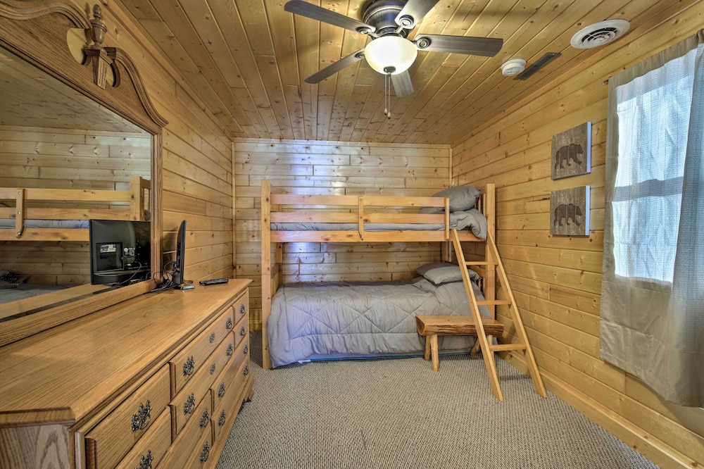 Charming Lost Lake Cabin: Fish, Boat & Hunt!