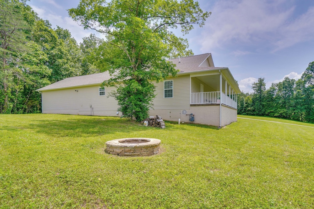 Wraparound Porch: Home Near Dtwn Crossville!