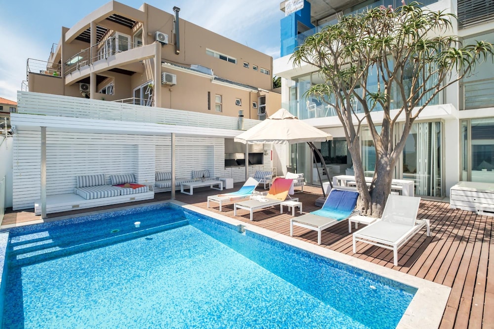 Villa Bleu Blanc in Camps Bay With Pool and Views